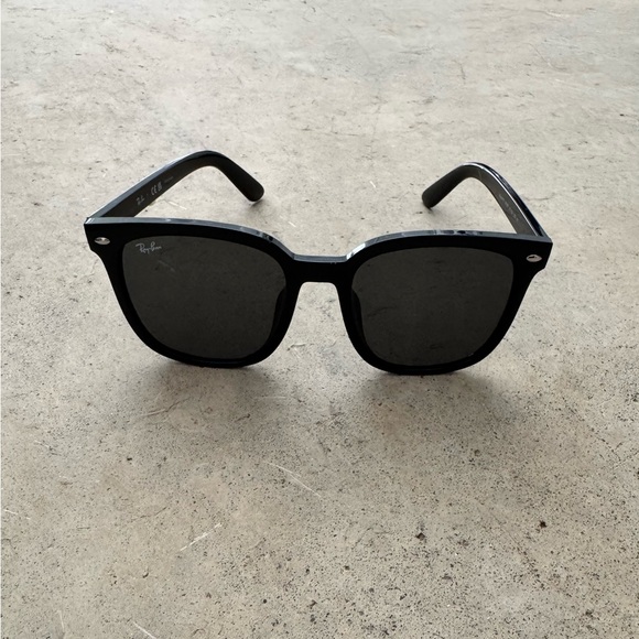 Ray-Ban RB4401D Black Sunglasses with Case Unisex - Picture 2 of 5